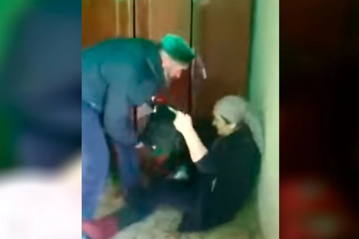 Kəndin imamı evə ikinci arvad gətirdi, mərəkə qopdu - Davanın GÖRÜNTÜLƏRİ - VİDEO Kəndin imamı evə ikinci arvad gətirdi, mərəkə qopdu - Davanın GÖRÜNTÜLƏRİ - VİDEO