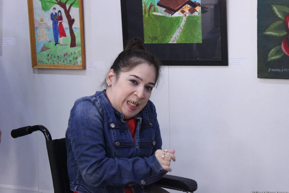 Как азербайджанская художница с ДЦП рисует без помощи рук - ВИДЕО