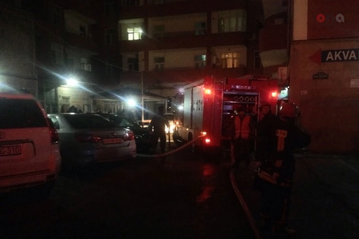 Siqareti çəkib aşağı atdı, qonşunun evi yandı Siqareti çəkib aşağı atdı, qonşunun evi yandı