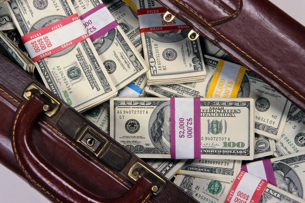 56-летняя азербайджанка пыталась провезти из Москвы в Баку 106 000 $