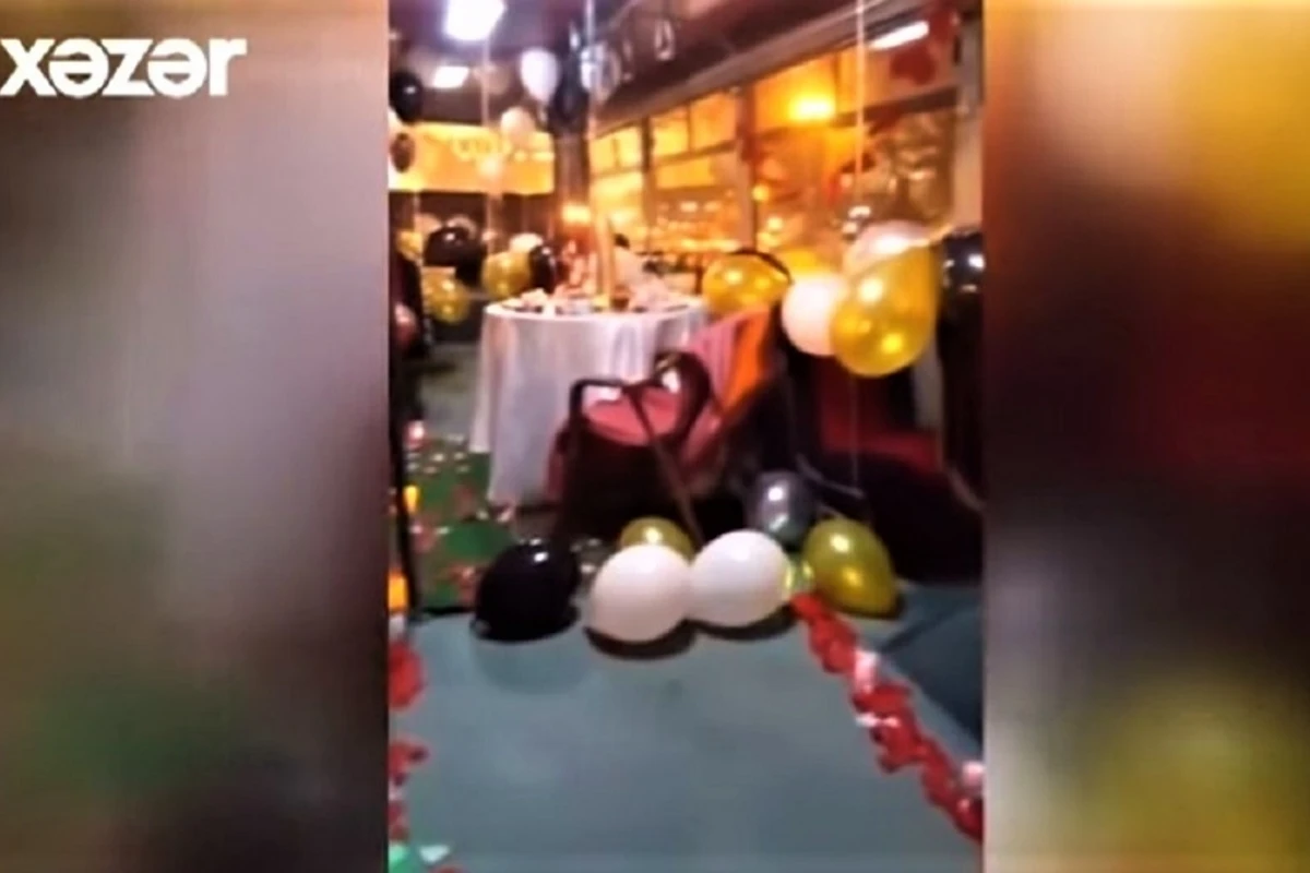 Bakıda avtobusda hind cütlüyün romantik anları - VİDEO