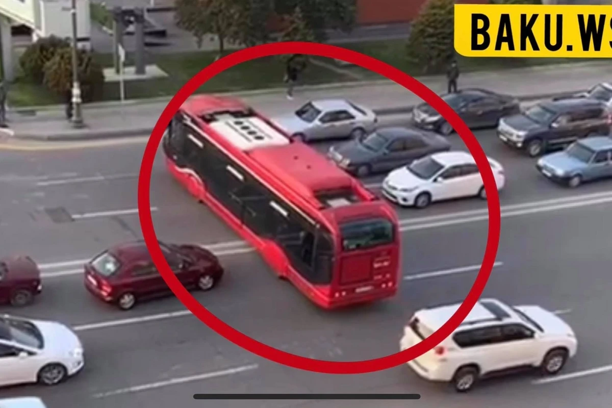 Грубое нарушение ПДД автобусом BakuBus парализовало все движение - ВИДЕО
