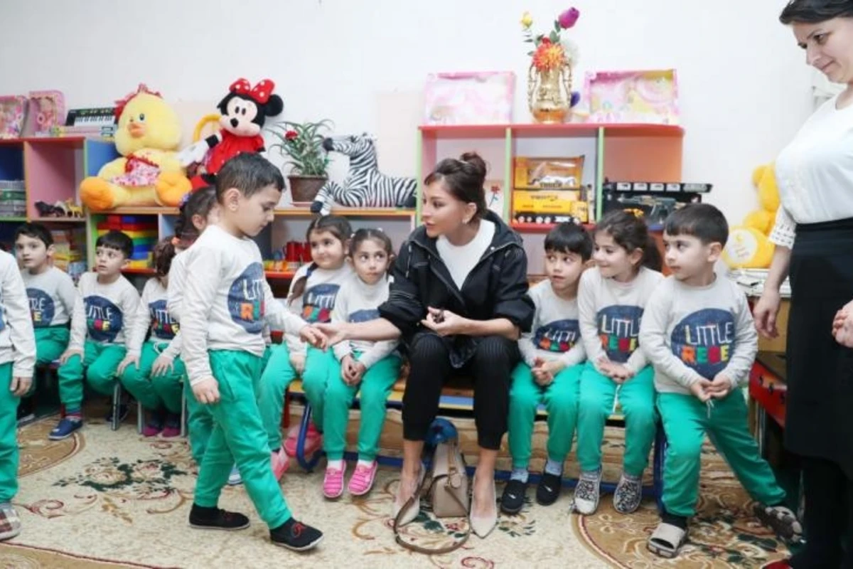 Mehriban Əliyeva Bakıdakı bir sıra təhsil müəssisələrində şəraitlə tanış olub - FOTO