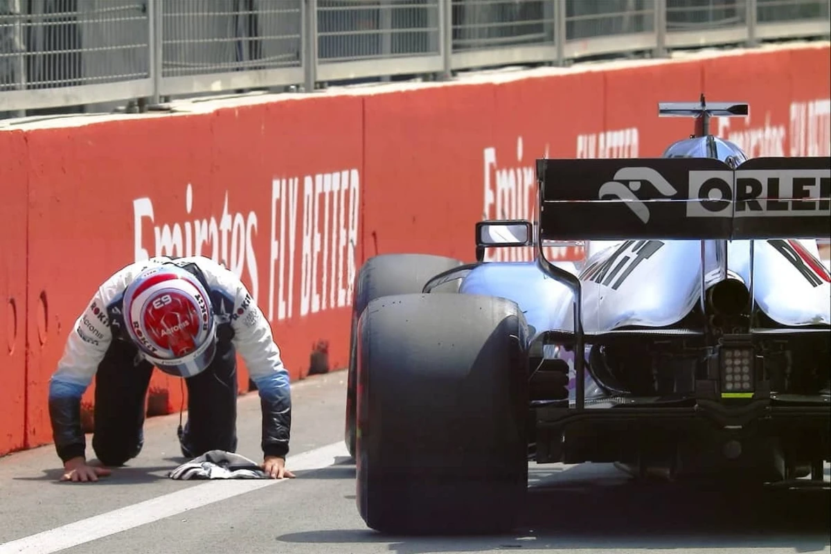 “Formula 1” Azərbaycan Qran-prisində pilot bolidin altını lyuka vurdu - VİDEO “Formula 1” Azərbaycan Qran-prisində pilot bolidin altını lyuka vurdu - VİDEO