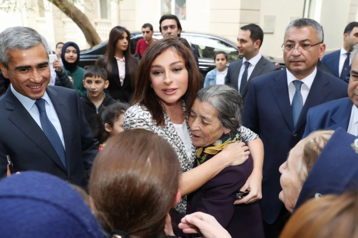 Mehriban Əliyeva məcburi köçkünlərlə görüşdü - VİDEO/FOTO