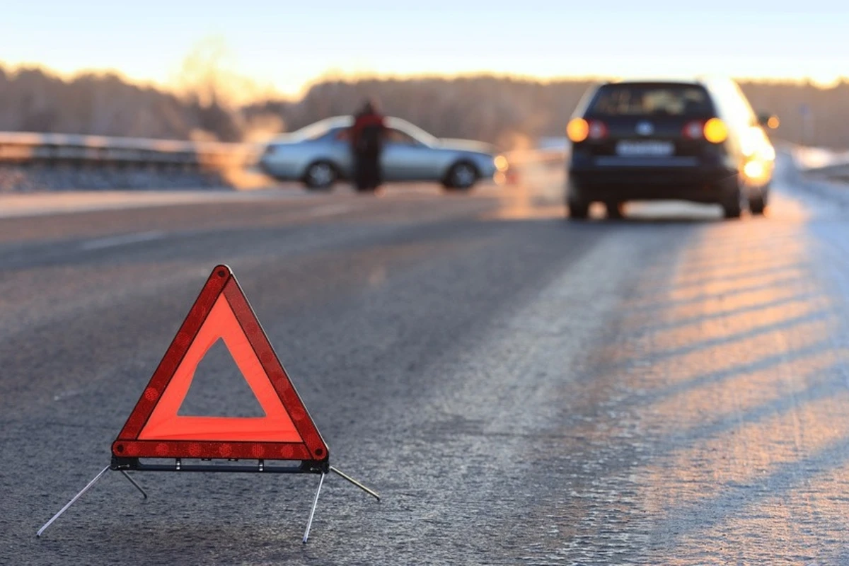 В Азербайджане автомобиль насмерть сбил сотрудника МЧС