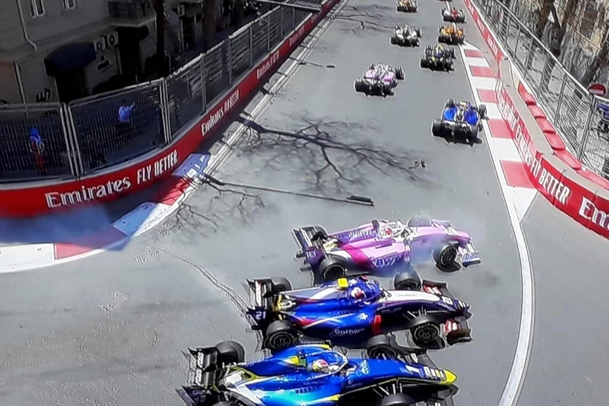Bakıda F2-də zəncirvari qəza - 3 pilot yarışı dayandırdı - FOTO
