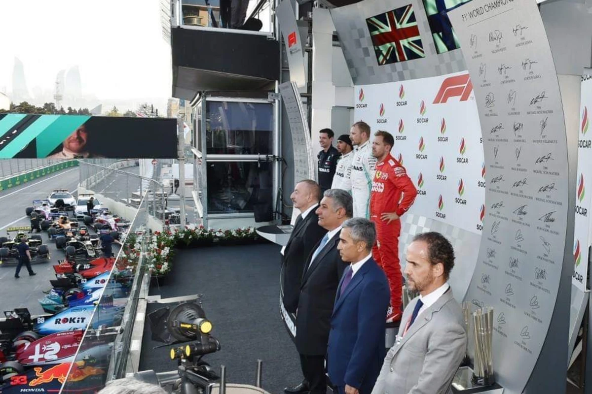 İlham Əliyev Formula 1 Bakı Qran-prisinin qalibini mükafatlandırıb
