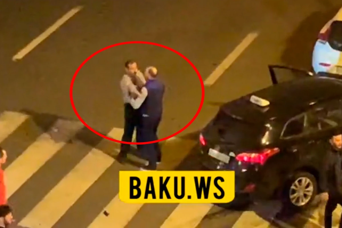 В Баку после ДТП подрались водители - ВИДЕО