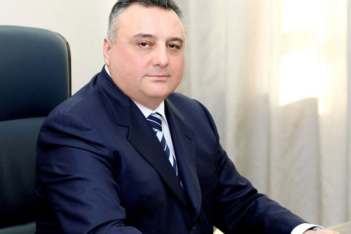 Eldar Mahmudovun həbsdə olan əmisi oğlu MƏHKƏMƏ QARŞISINDA Eldar Mahmudovun həbsdə olan əmisi oğlu MƏHKƏMƏ QARŞISINDA
