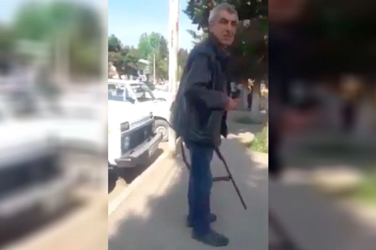 В Азербайджане мужчина на рынке отстреливает собак - ВИДЕО 18+