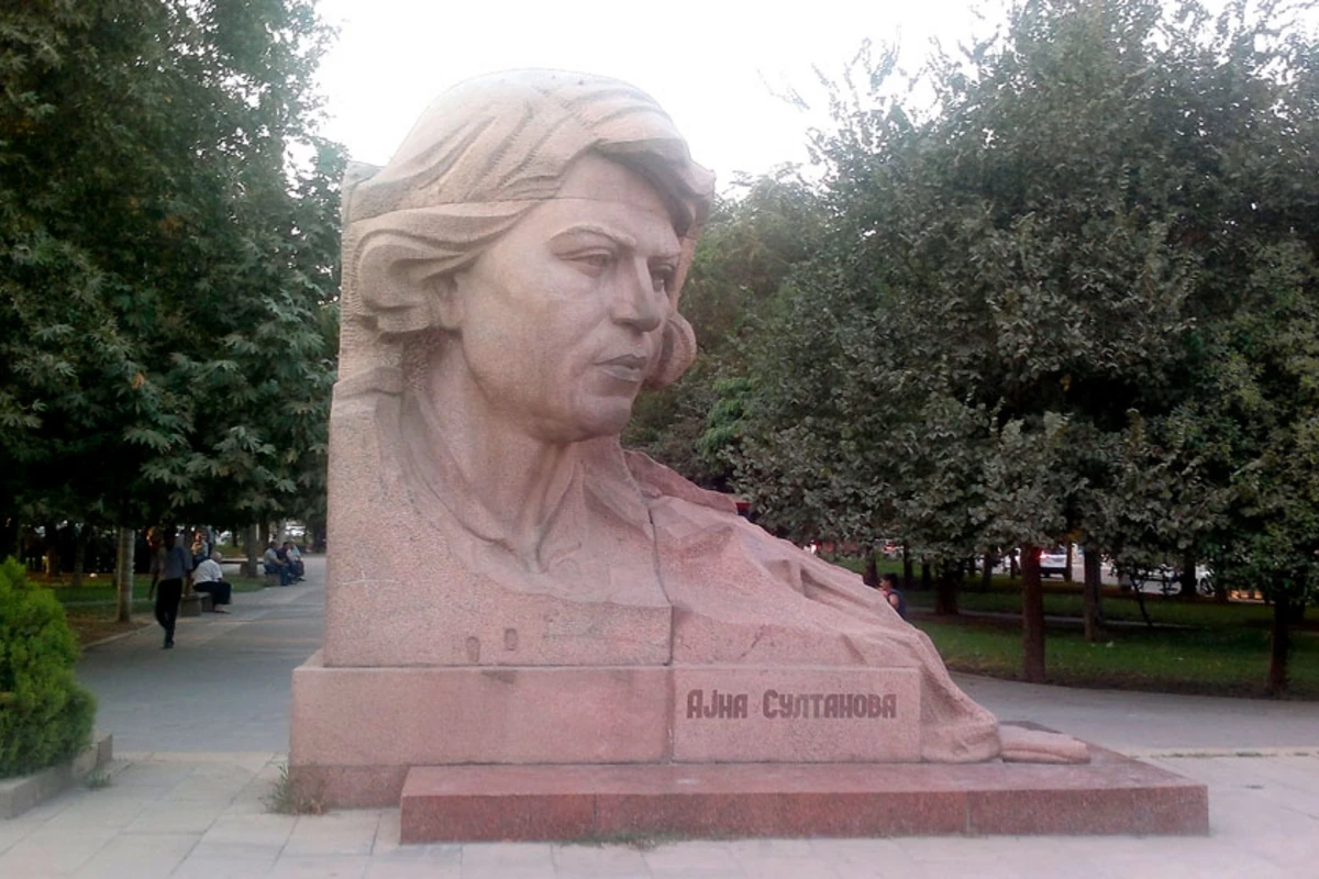 Ayna Sultanovanın heykəli götürüləcək? – RƏSMİ AÇIQLAMA