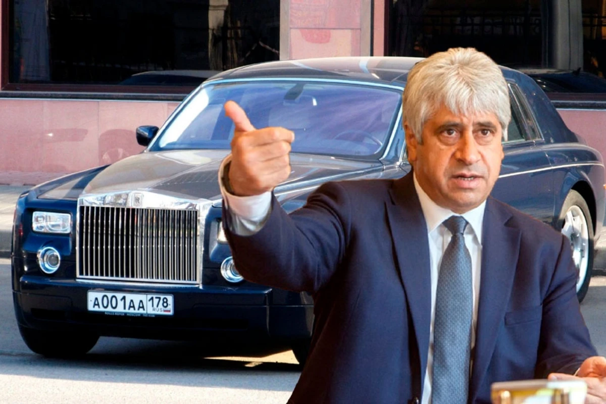 Azərbaycanlı milyarderin “Rolls-Royce”unu saxlayan polislər PEŞMAN OLDU - VİDEO Azərbaycanlı milyarderin “Rolls-Royce”unu saxlayan polislər PEŞMAN OLDU - VİDEO