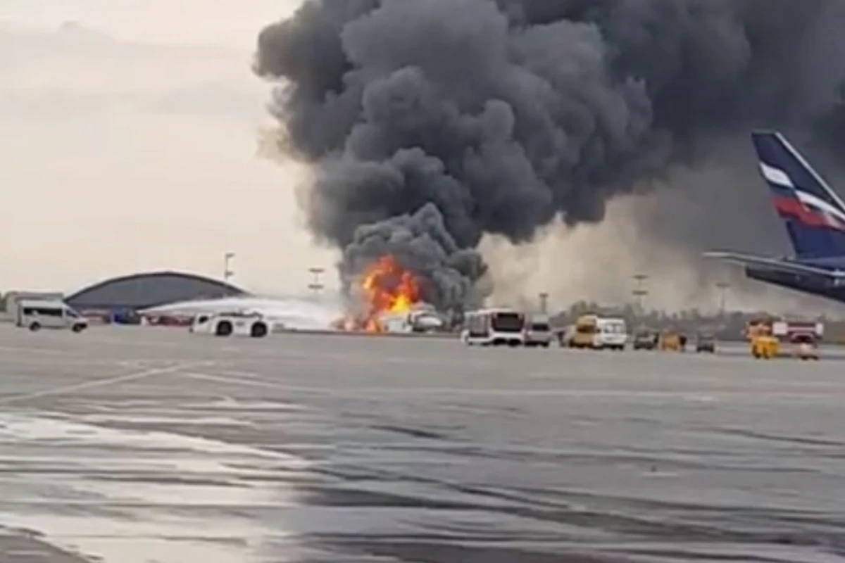 Появились кадры пожара в Шереметьево изнутри горящего самолёта - ВИДЕО