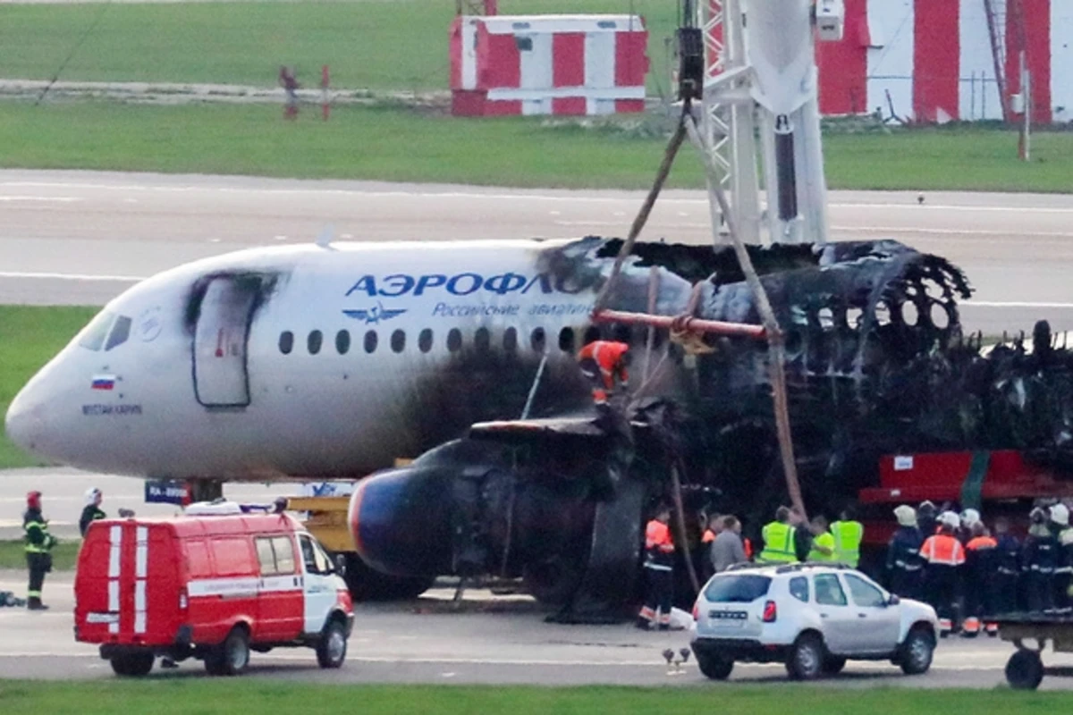 Названы ошибки экипажа сгоревшего в Шереметьево SSJ 100