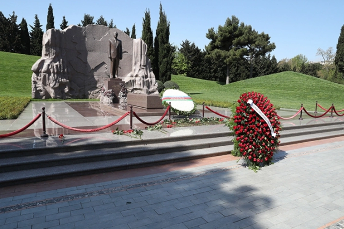 Türkiyənin Azərbaycandakı yeni səfiri Fəxri xiyabanı ziyarət edib