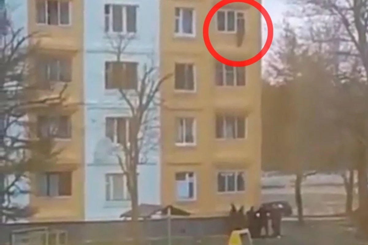 Жители поселка поймали упавшего с 4-го этажа ребенка - ВИДЕО