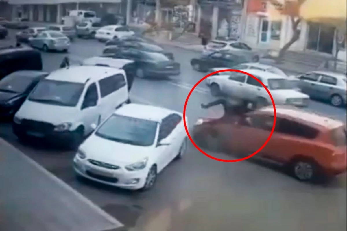В Баку женщина-водитель сбила пешехода и пронесла его на капоте - ВИДЕО