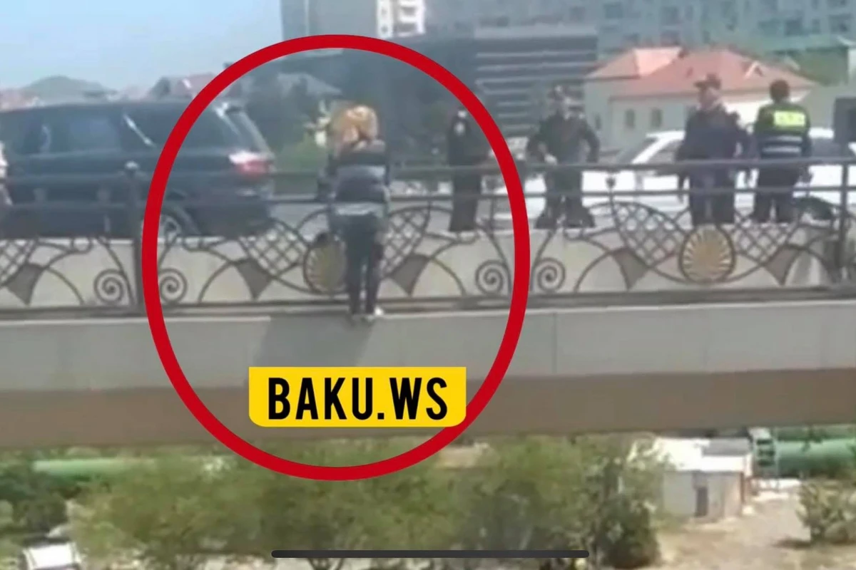В Баку полицейские поймали бросившуюся с моста женщину - ВИДЕО