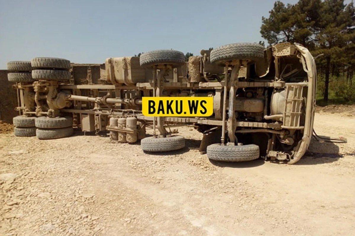 Bakı-Şamaxı yolunda yük maşını aşdı – FOTO Bakı-Şamaxı yolunda yük maşını aşdı – FOTO