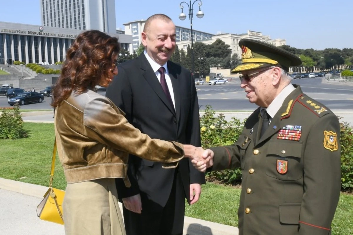 Prezident İlham Əliyev 9 May münasibətilə keçirilən mərasimdə iştirak edir - FOTO