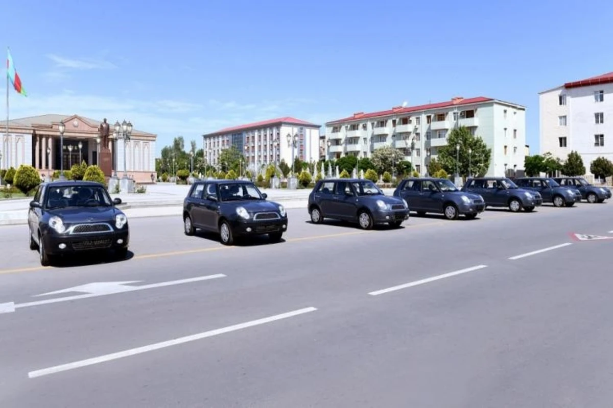 Vasif Talıbov 7 nəfərə avtomobil verdi – FOTO Vasif Talıbov 7 nəfərə avtomobil verdi – FOTO