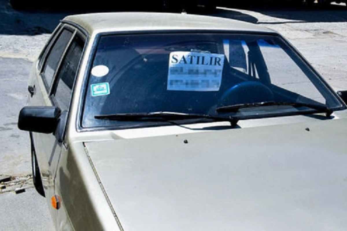 Avtomobilin şüşəsinə “Satılır” yazısı yapışdıranlar 2000 AZN cərimələnəcək Avtomobilin şüşəsinə “Satılır” yazısı yapışdıranlar 2000 AZN cərimələnəcək