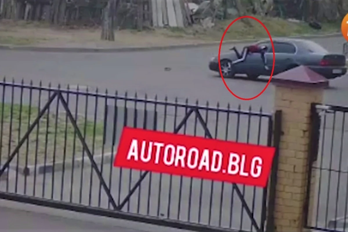 Ребенок дважды попал под колеса автомобиля и остался жив - ВИДЕО 18+