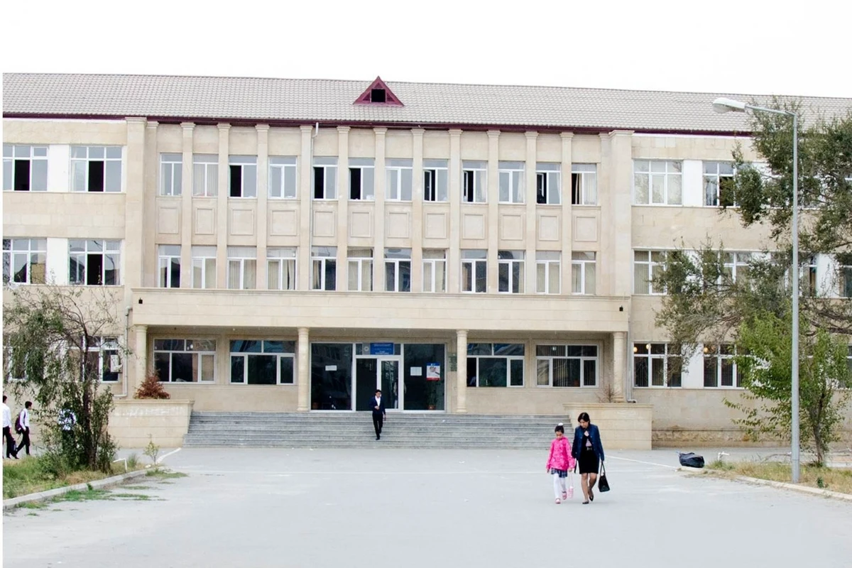 В Баку школьник выпрыгнул со 2-го этажа, чтобы сбежать с уроков