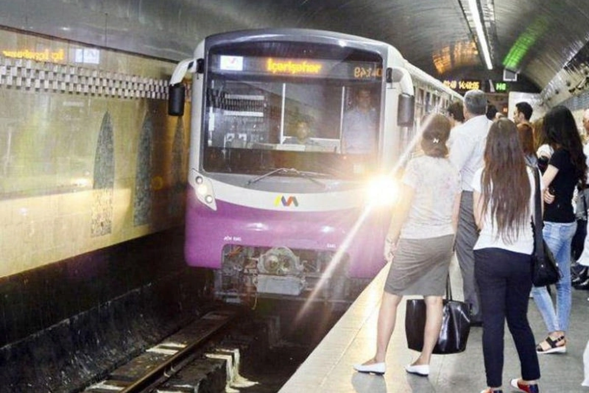 Bakı metrosunda hədsiz sıxlıq - Sərnişinlərin HALI PİSLƏŞDİ (YENİLƏNİB)
