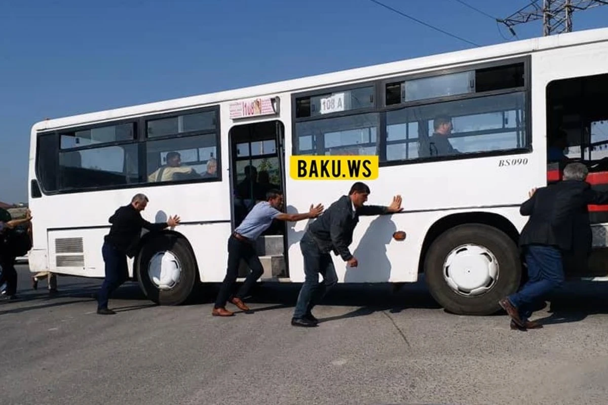 В Баку пассажирам пришлось толкать автобус, чтобы доехать до работы - ФОТО