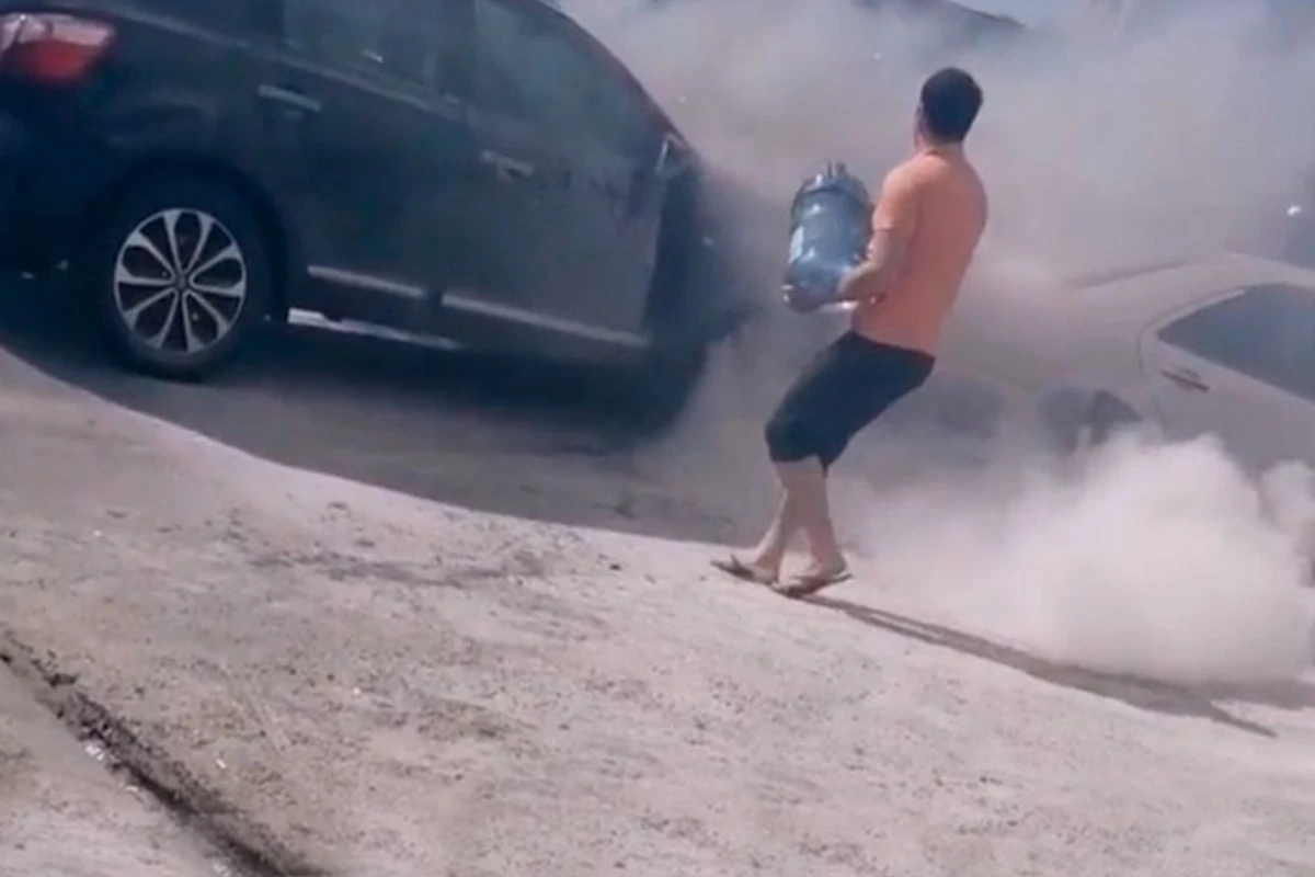 В Баку у здания управления полиции сгорел автомобиль - ВИДЕО 