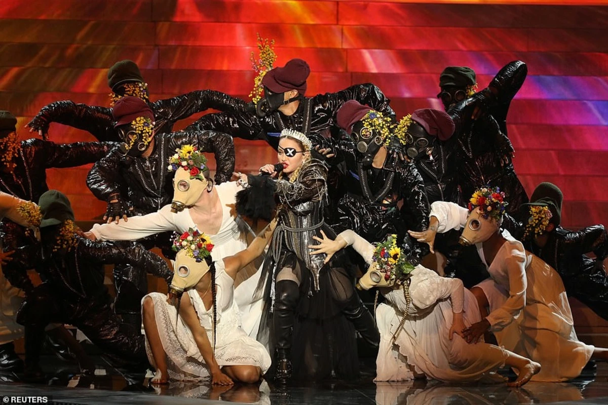 Madonna “Eurovisiondakı bayraq mesajı ilə dünya gündəminə damğa vurdu - VİDEO