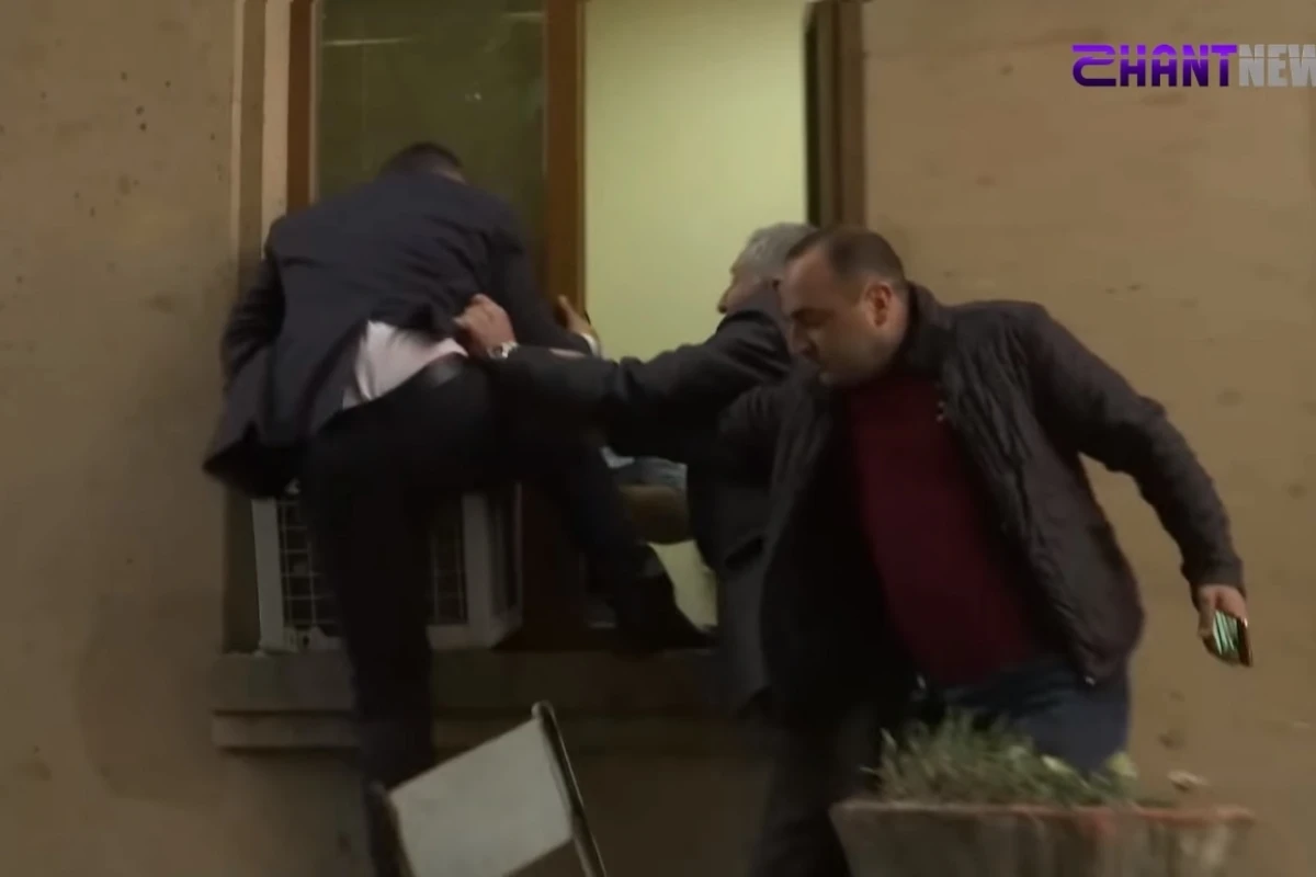 Ermənistanda hakim pəncərədən içəri girmək istədi, etirazçılar imkan vermədi - VİDEO Ermənistanda hakim pəncərədən içəri girmək istədi, etirazçılar imkan vermədi - VİDEO