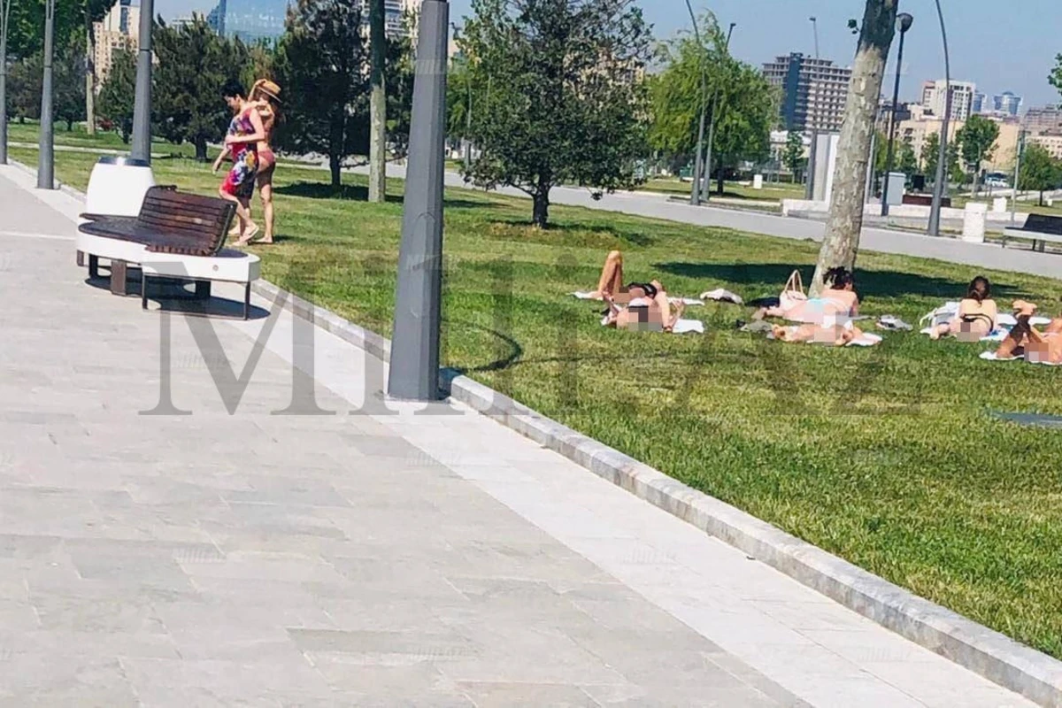 На бакинском бульваре девушки загорают в бикини без бюстгальтеров На бакинском бульваре девушки загорают в бикини без бюстгальтеров