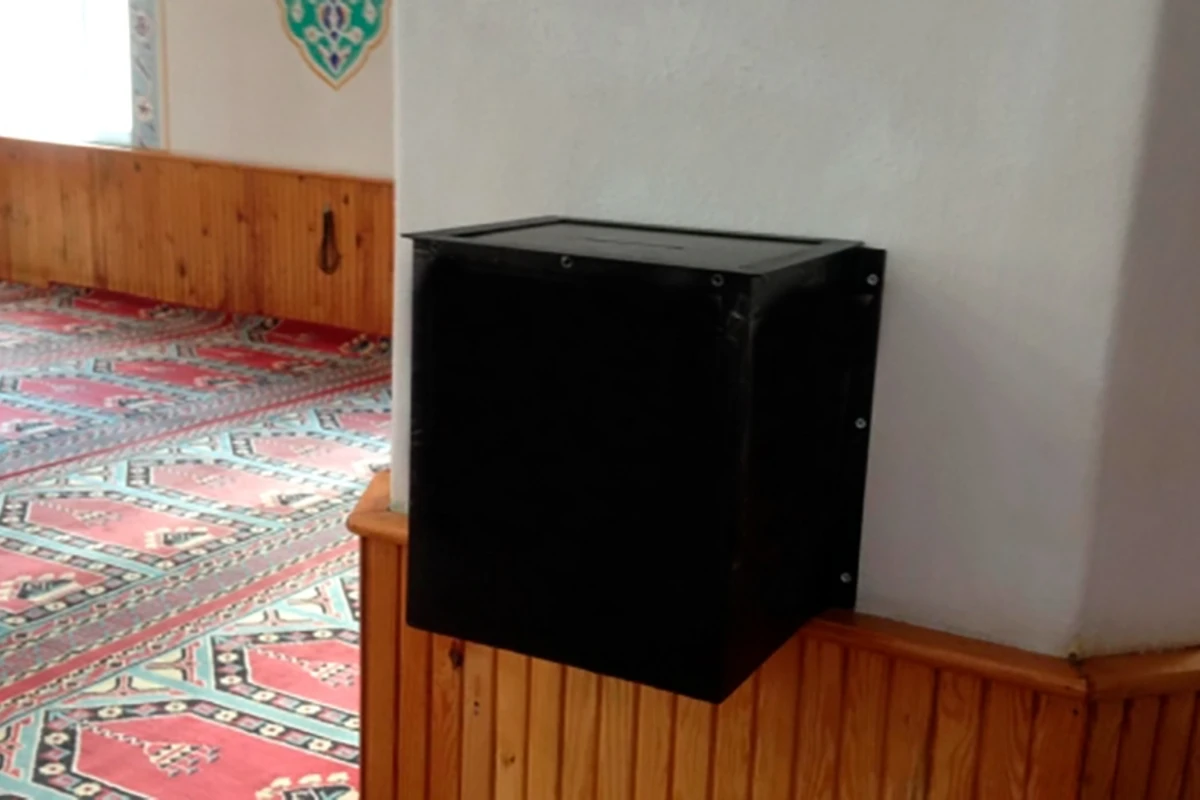 Molla nəzir qutusundan pulları oğurladı – VİDEO