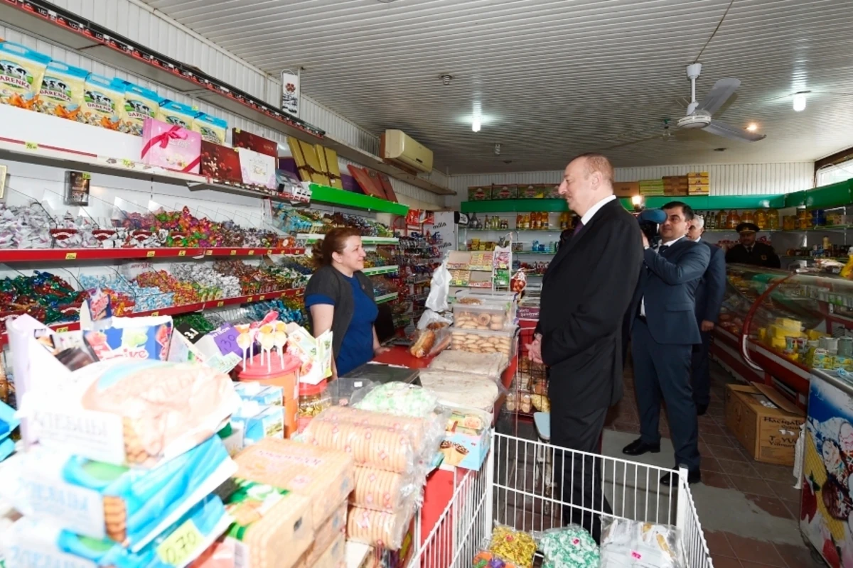 Ильхам Алиев поинтересовался ценами в бакинском магазине - ФОТО