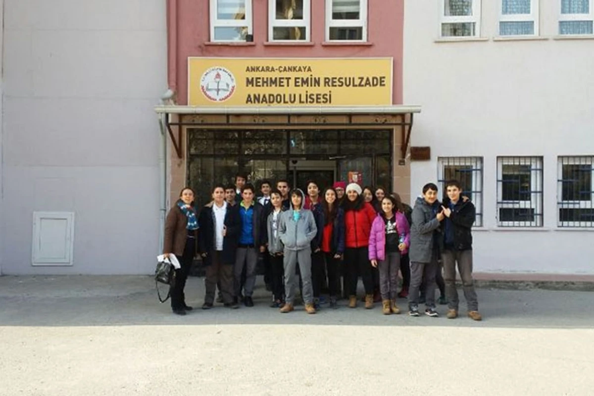 Rəsulzadənin adını daşıyan litseydə onun bir portreti belə yoxdur - REPORTAJ Rəsulzadənin adını daşıyan litseydə onun bir portreti belə yoxdur - REPORTAJ
