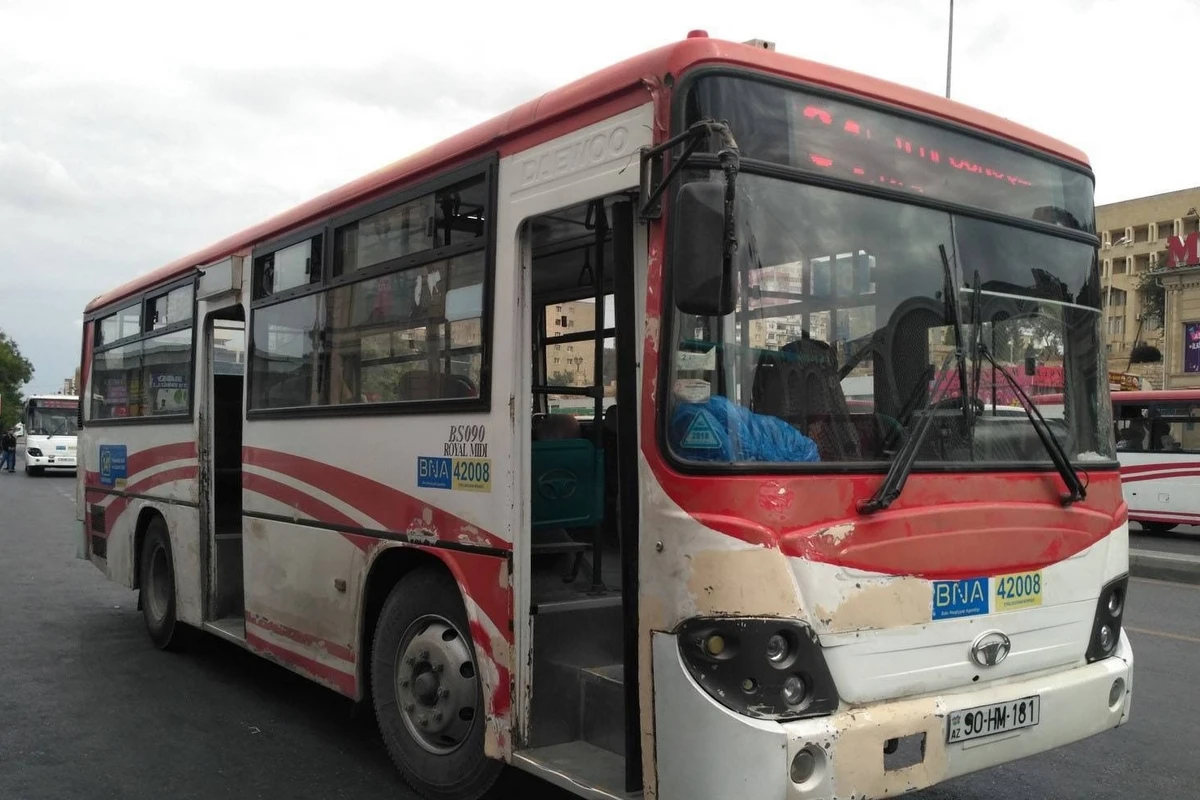 Sürücü 108 saylı avtobusda siqaret çəkir  - VİDEO
