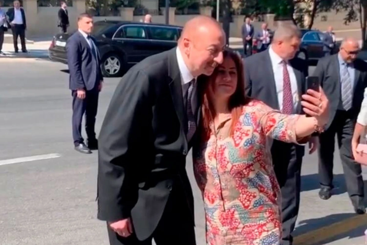 Президент Ильхам Алиев и первая леди встретились с гражданами - ВИДЕО