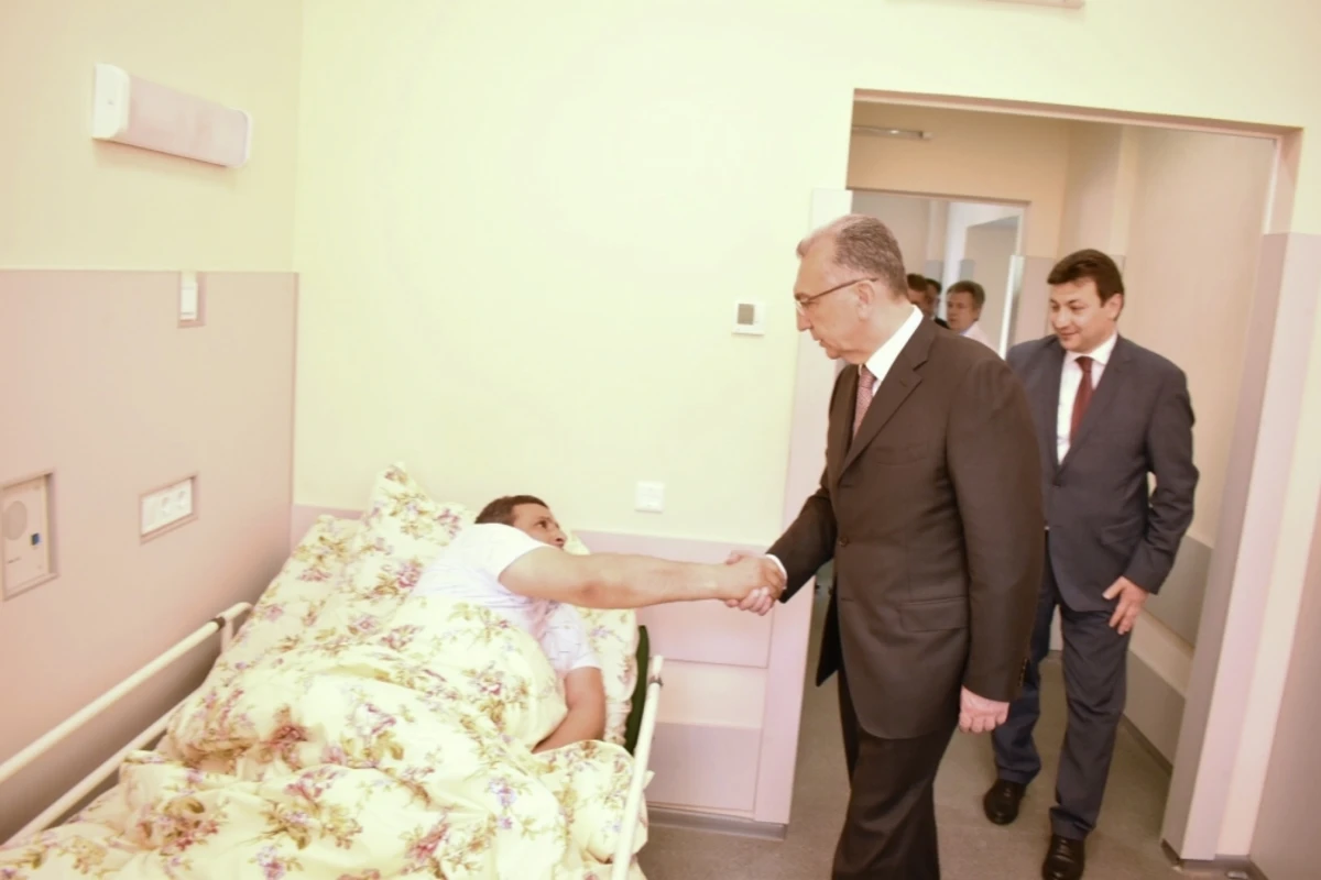 Eldar Əzizov Kiyevdə müalicə alan Milli Qəhrəmanımızla görüşüb – FOTO Eldar Əzizov Kiyevdə müalicə alan Milli Qəhrəmanımızla görüşüb – FOTO