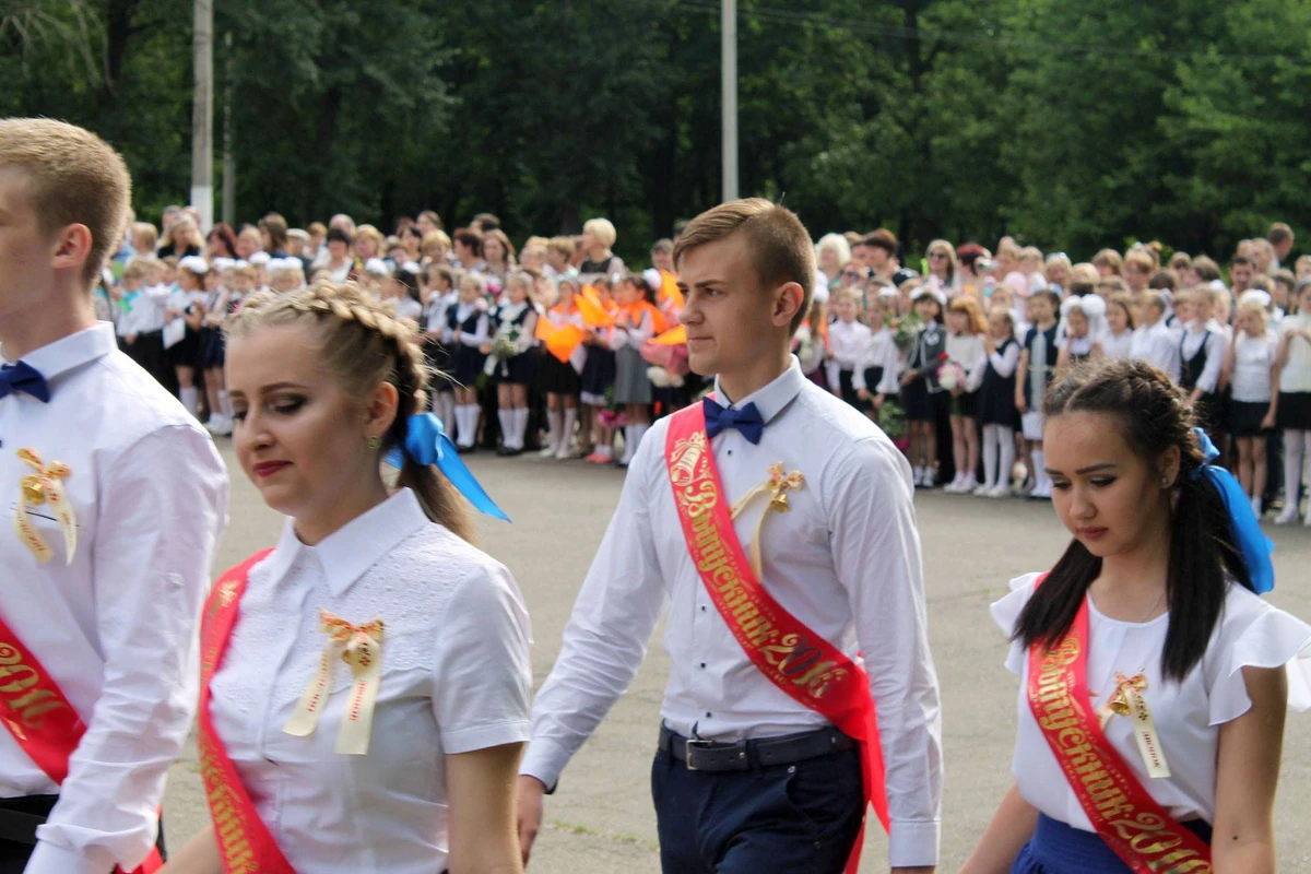 Выпускник напал на депутата во время последнего звонка - ВИДЕО 