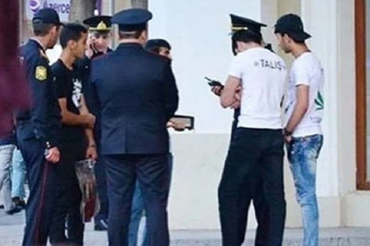 Polis “Torqovı”da “Vor v zakone” yazılı köynəklə gəzənləri saxlayıb
