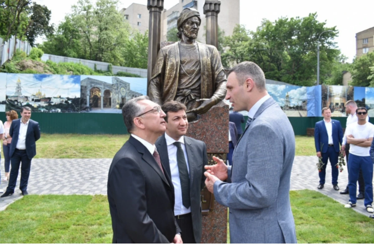 Kiyevdə Nəsimiyə heykəl qoyuldu - FOTO Kiyevdə Nəsimiyə heykəl qoyuldu - FOTO