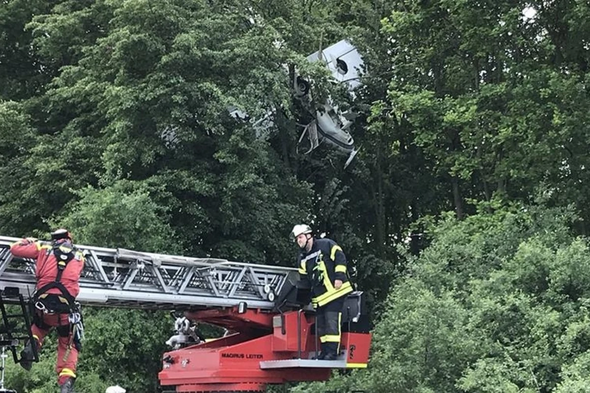 Самолет с людьми застрял в кроне деревьев