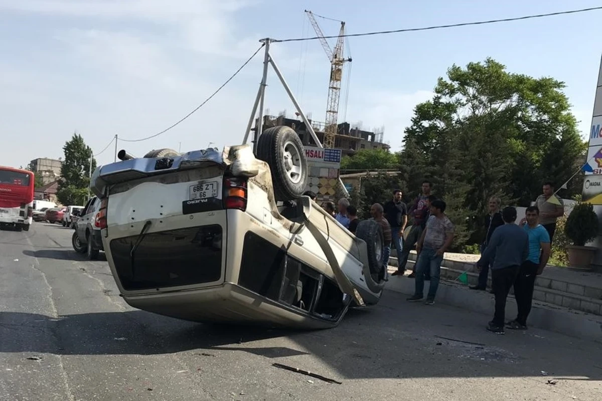 Bakıda Pajero aşdı - FOTO Bakıda Pajero aşdı - FOTO
