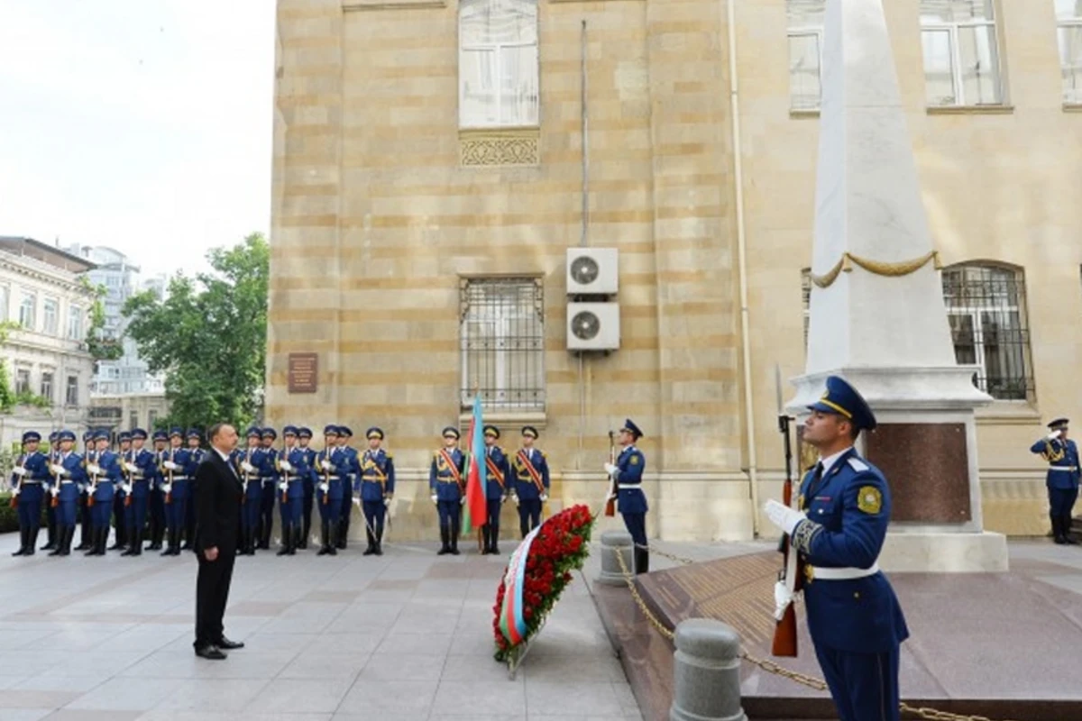 Президент Ильхам Алиев посетил памятник, установленный в честь АДР