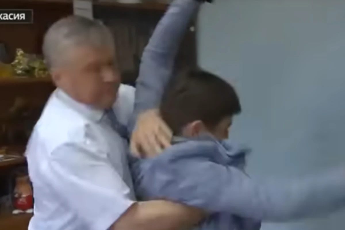 Sualdan qəzəblənən icra başçısı jurnalisti döydü - VIDEO