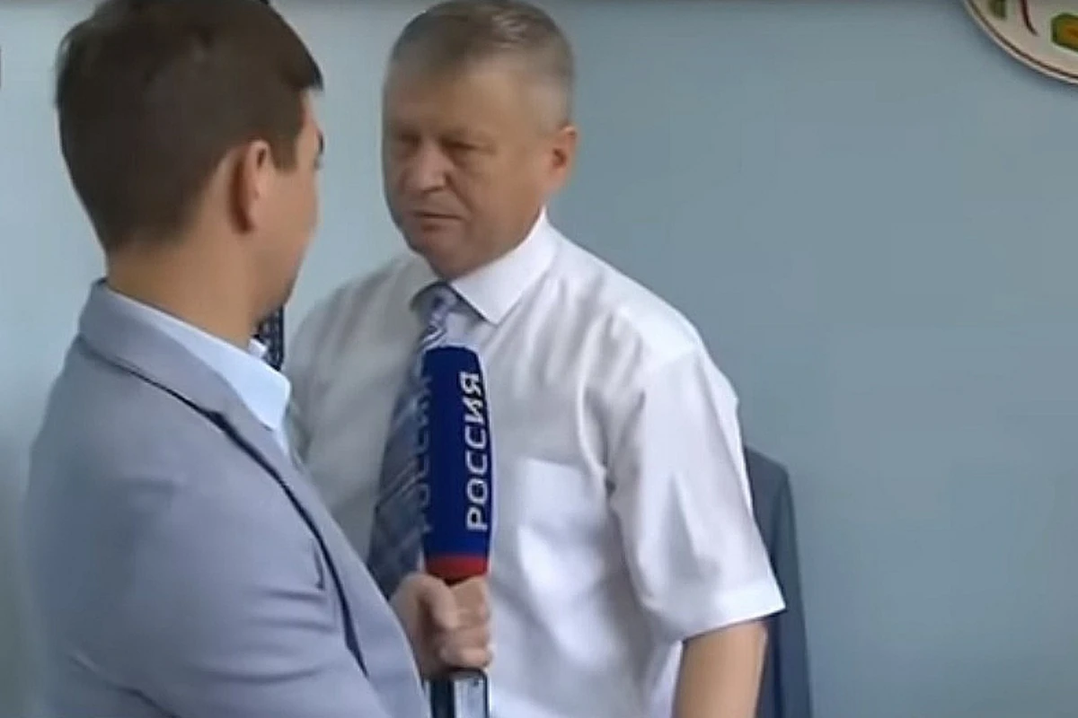 Чиновник напал на корреспондента России 24 во время интервью - ВИДЕО 