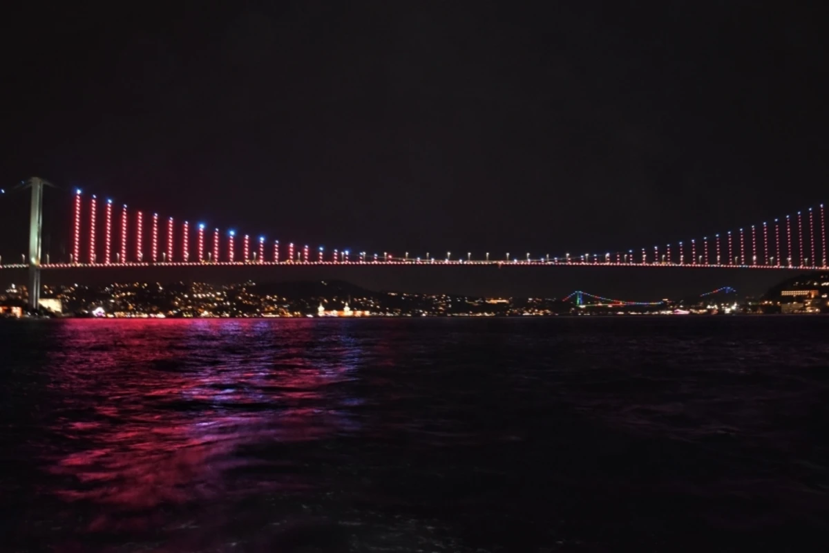 İstanbulda üç körpü Azərbaycan bayrağının rənglərində işıqlandırılıb - VİDEO İstanbulda üç körpü Azərbaycan bayrağının rənglərində işıqlandırılıb - VİDEO